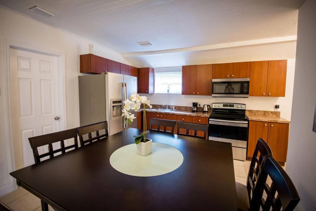 3 Bedroom Miami Home 15 Minutes To The Beach Bagian luar foto